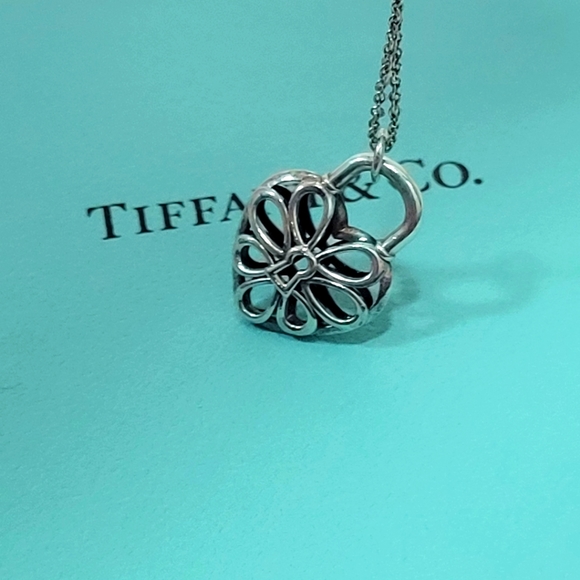 Tiffany &Co Filigree Heart Flower Padlock Pendant/necklace 16" - Picture 5 of 16